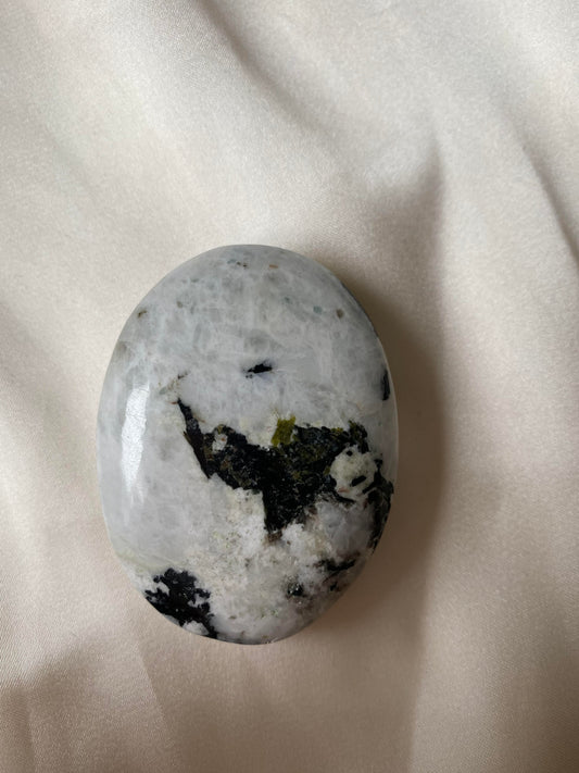 Regnbågsmånsten handsten